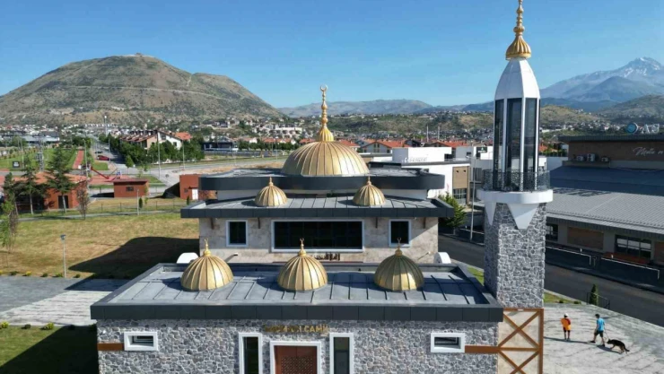 Melikgazi'nin farklı mimarisiyle dikkat çeken Saçmacı Cami ibadete açılıyor