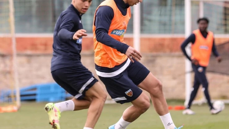 Milli futbolcuları döndü