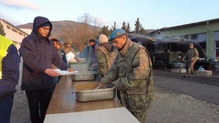 MSB: 'Hatay'daki seyyar sahra fırınımız ile bölgedeki vatandaşlarımız için ekmek üretmeye aralıksız devam ediyoruz