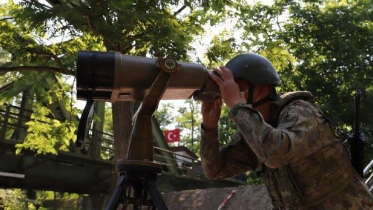 MSB: Hudut Kartallarımız, ülkemizden Yunanistan'a ve İran'dan ülkemize yasa dışı yollarla geçmeye çalışan 21 kişiyi yakaladı