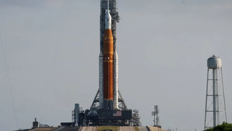 NASA'nın yeni Ay roketi rampaya yerleştirildi