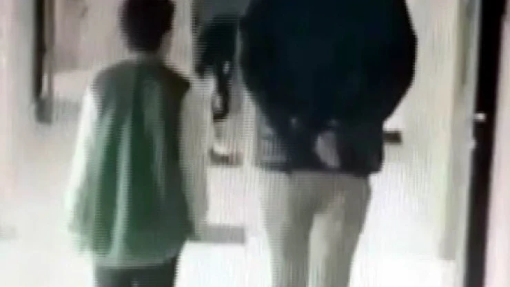 Nefesi kesilen  öğrencisini böyle kurtardı