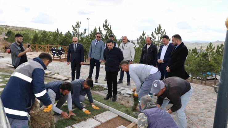 Nevşehir Belediye Başkanı Rasim Arı, belediye ekiplerinin çalışma alanlarında incelemelerde bulundu.