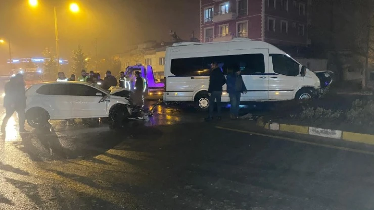 Nevşehir!de İşçi servisi ile otomobil böyle çarpıştı