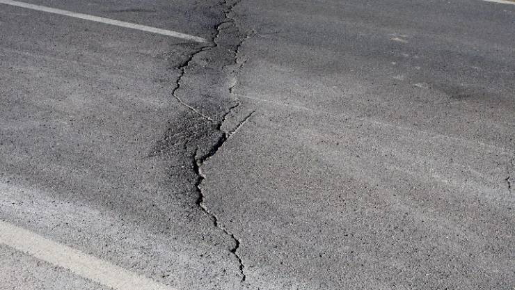 Niğde ve Konya depreminde Aksaray'da yol ve araziler yarıldı