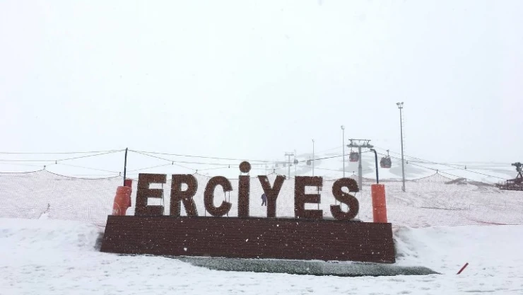 Nisan ayında yağan kar, Erciyes'i beyaza bürüdü