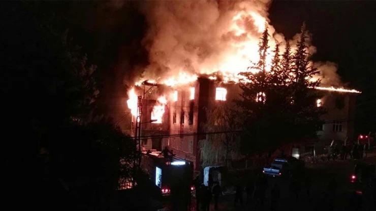 Öğrenciler yangından kaçmak için 3'üncü kattan atladı: 12 yaralı