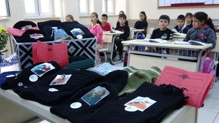 Öğrencilerin ve velilerin ördüğü atkı, bere ve şapkalar Tunceli'deki askerlere gönderildi