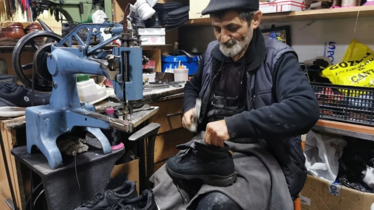 Örs ve çekiçle başladığı baba mesleğini teknolojik cihazlarla devam ettiriyor