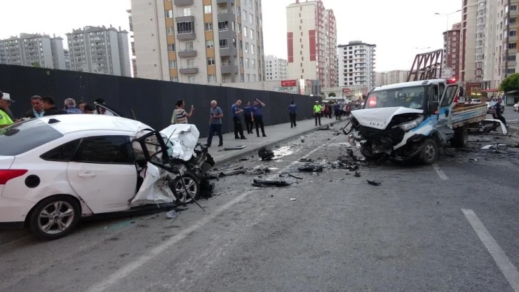 Ortalığı savaş alanına çeviren kaza güvenlik kamerasında