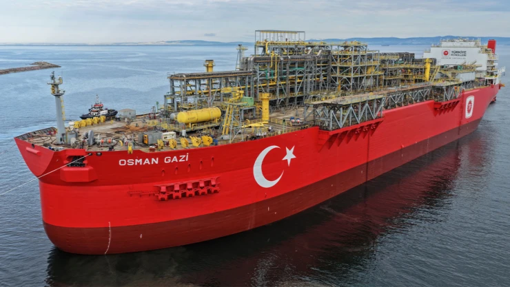 'Osman Gazi', İstanbul Boğazı'ndan geçerek Karadeniz'e doğru yol aldı.