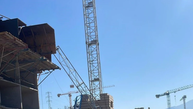 Osmaniye'de vinç devrildi: 1 ölü