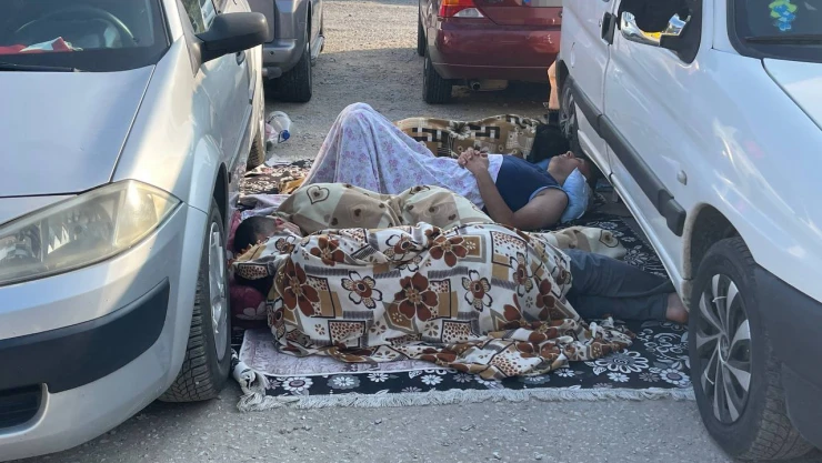 Otellerde yer bulamayan tatilciler araçlarda sabahladı, ortaya 'pes' dedirten görüntüler çıktı