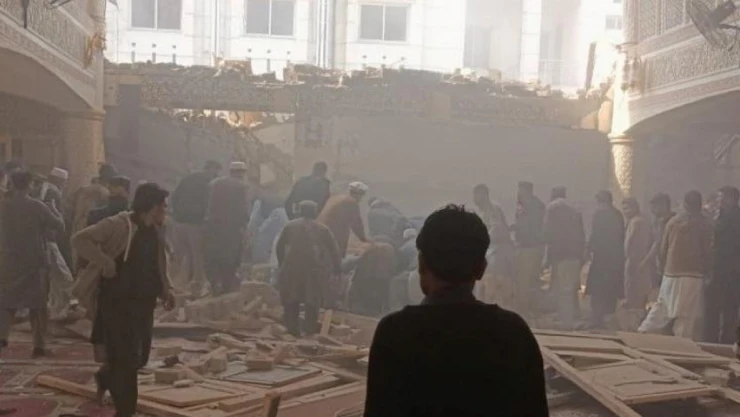 Pakistan'da camide intihar saldırısı: 1 ölü