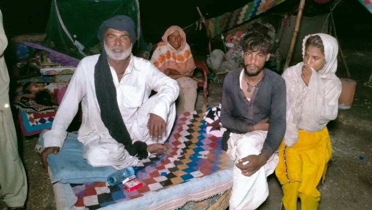 Pakistan'da kış yaklaşırken selzedelerin çoğu çadırlarda yaşam mücadelesi veriyor