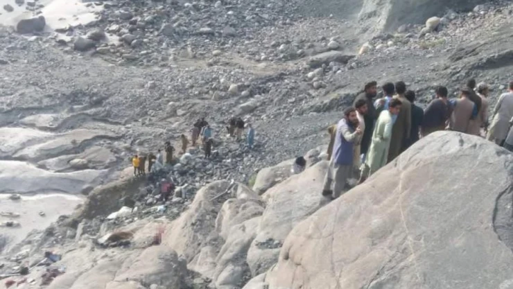 Pakistan'da otobüs vadiye uçtu: 20 ölü