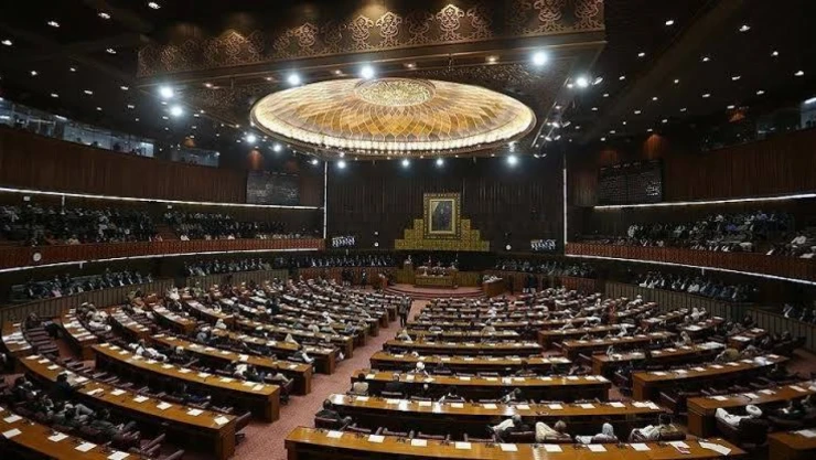 Pakistan'da parlamento feshedildi
