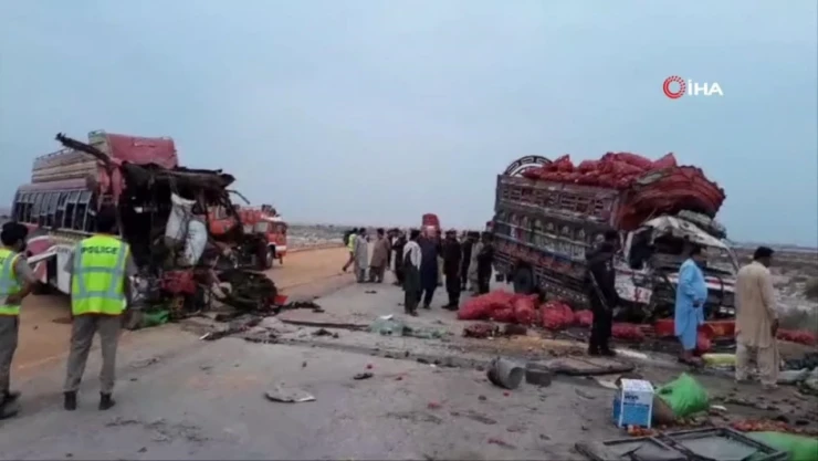 Pakistan'da yolcu otobüsü, tanker ve kamyonet birbirine girdi: 8 ölü