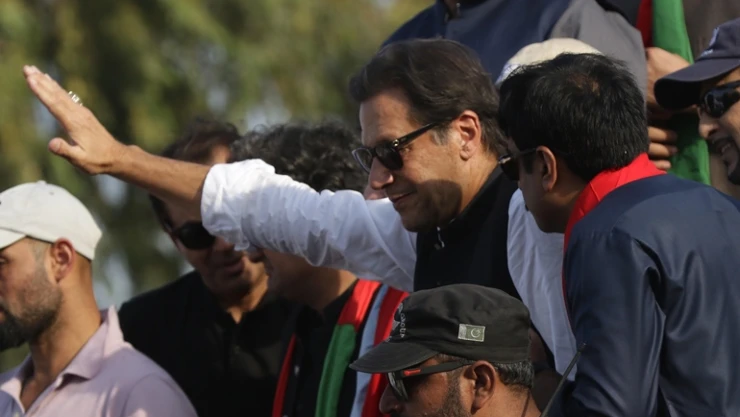 Pakistan'ın eski Başbakanı Khan hakkında iki tutuklama emri çıkarıldı