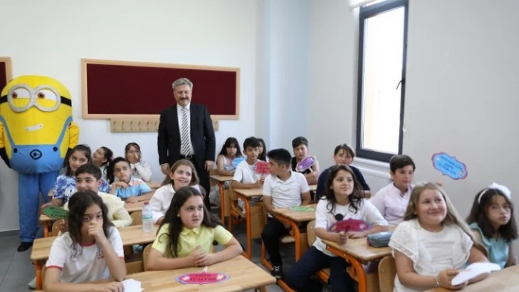 Palancıoğlu, minik öğrencilere karne dağıttı