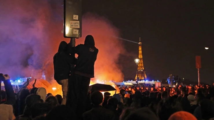 Paris sokakları yeniden karıştı