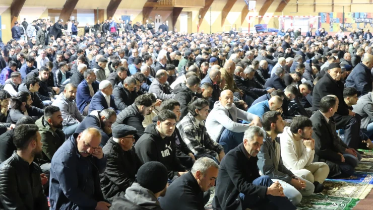Paris'te 2 bin Müslüman bayram namazını kapalı spor salonunda kıldı