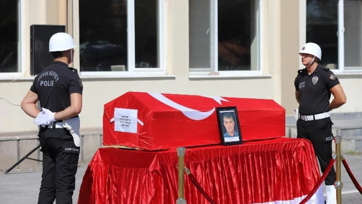 Polis memuru kalbine yenildi