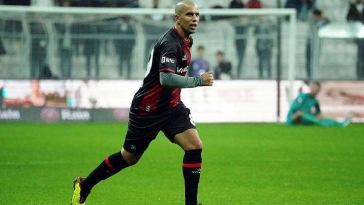 Profesyonel Futbol Disiplin Kurulu (PFDK), Fatih Karagümrük'te forma giyen Cezayirli futbolcu Sofiane Feghouli'ye 5 maç men ve 65 bin TL para cezası verildiğini açıkladı.