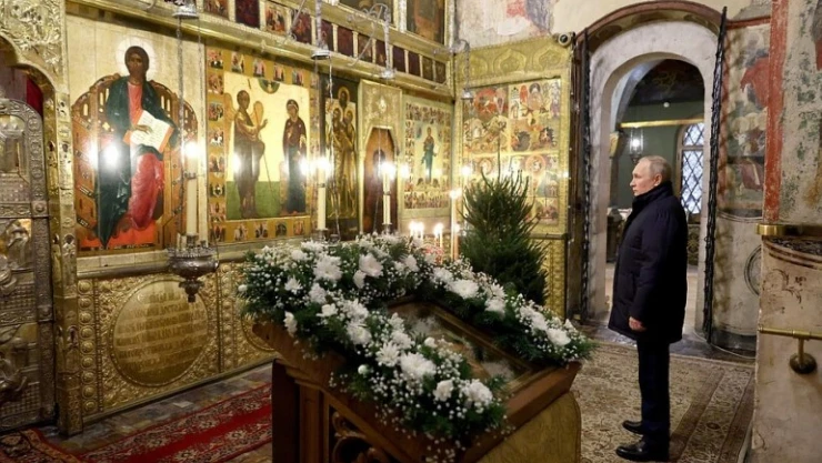 Putin Noel ayinine tek başına katıldı