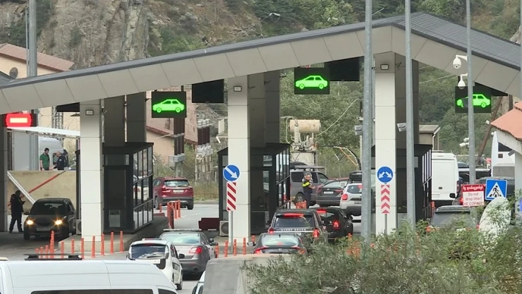 Rusya-Gürcistan sınır kapısında 6 kilometrelik araç kuyruğu