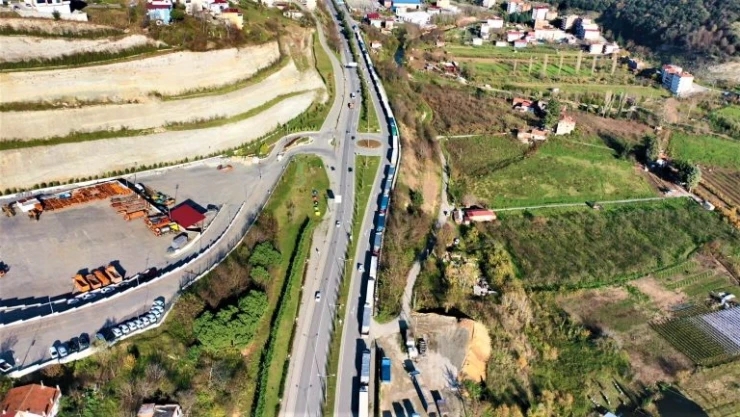 Rusya ile gemi trafiği yavaşladı, tırlar Samsun'da yığıldı