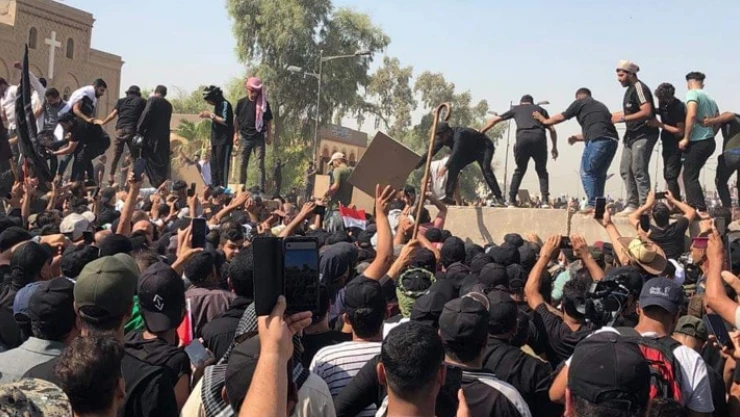 Sadr destekçileri meclisi bastı