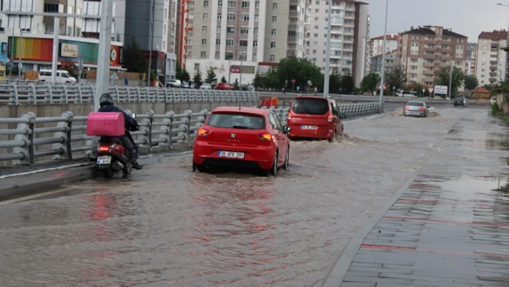 Sağanak yağış kısa sürede su birikintilerine neden oldu