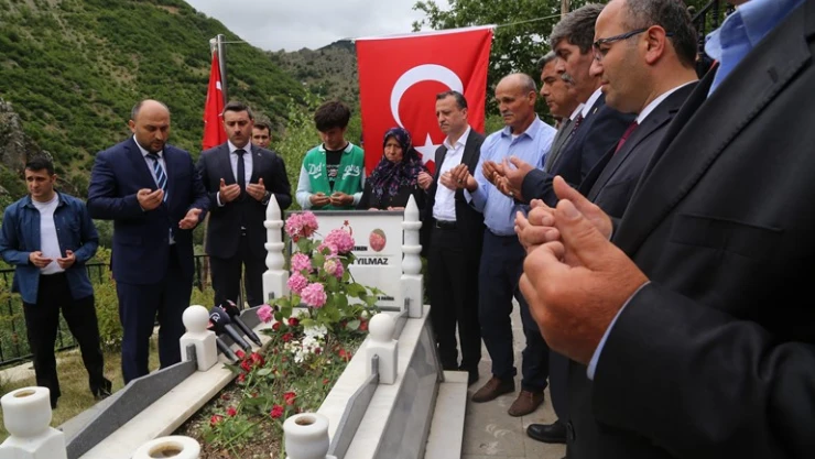 Şehit Öğretmen Necmettin Yılmaz şehadetinin 5. yılında kabri başında anıldı