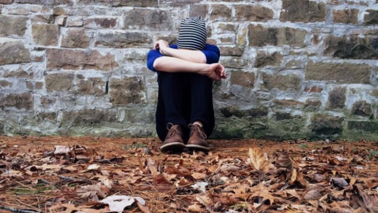 Sevilmeme, yalıtılmışlık, değersizlik, yalnızlık gibi düşünceler acı veren duygulara sürüklüyor