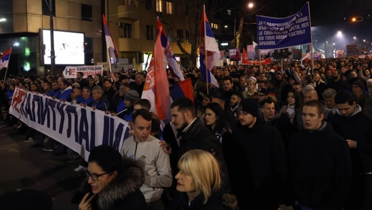 Sırbistan'da Kosova ile normalleşme anlaşması protesto edildi