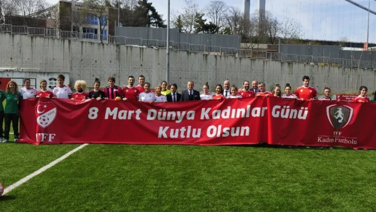 Süper Lig maçlarına Türkiye'ye güç veren kadınlar pankartıyla çıkılacak