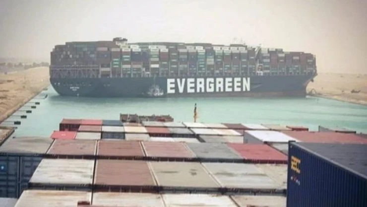Süveyş Kanalı'nda kargo gemisi karaya oturdu