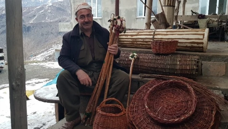Teknolojiye rağmen sınırda dede mesleğini sürdürüyor
