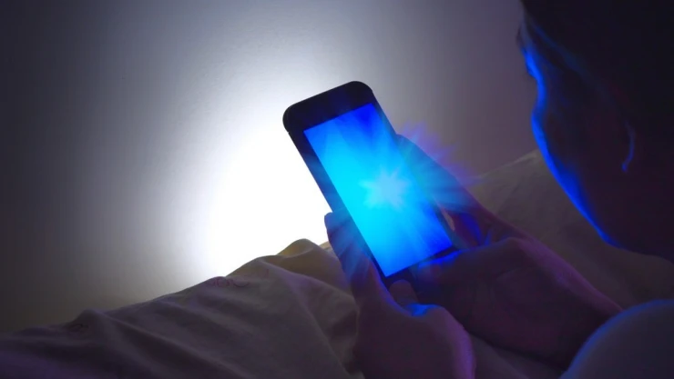 Telefon, bilgisayar ve spotlar güneş kadar zararlı