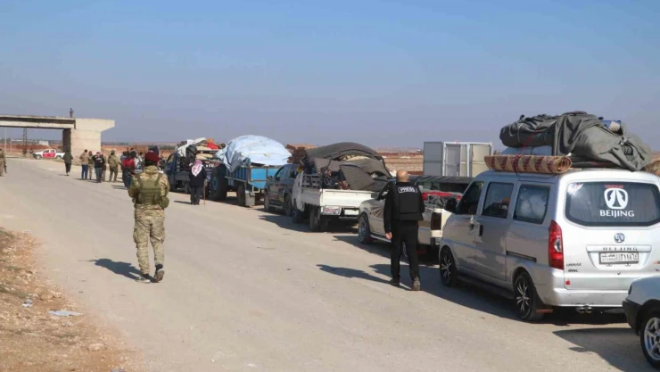 Terör örgütü PKK/YPG'den temizlenen Tel Rıfat'ta 8 yıl mahsur kalan Suriyeliler Afrin'e doğru yola çıktı