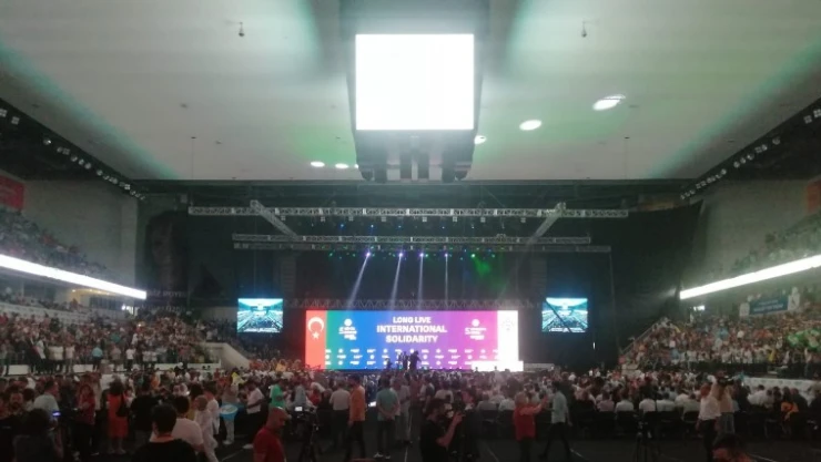 Terörist başının posterini açmaya çalıştılar