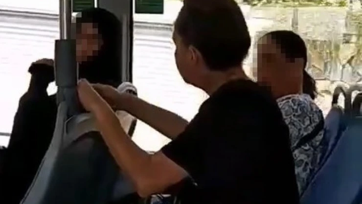 Tesettürlü kadına otobüste çirkin saldırı Peçeni al git