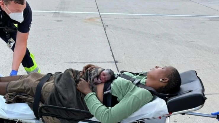 THY uçağında hamile kadın doğum yaptı