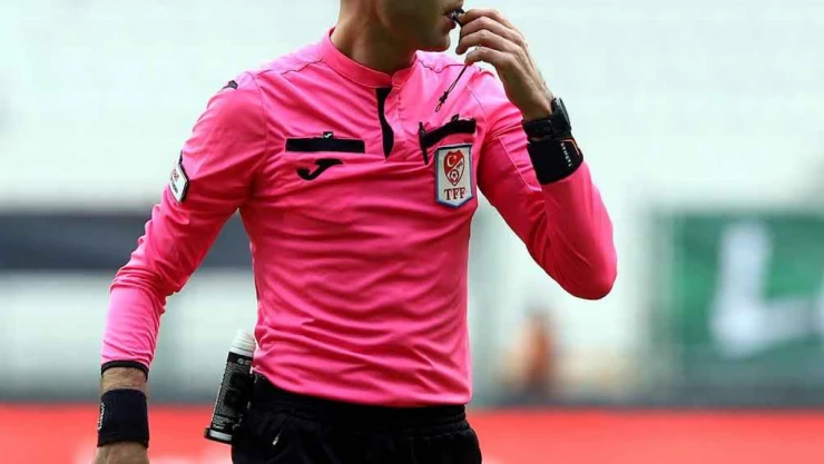 Trendyol Süper Lig'in 30. haftasında oynanacak Trabzonspor - Fenerbahçe maçının hakemi Halil Umut Meler oldu.