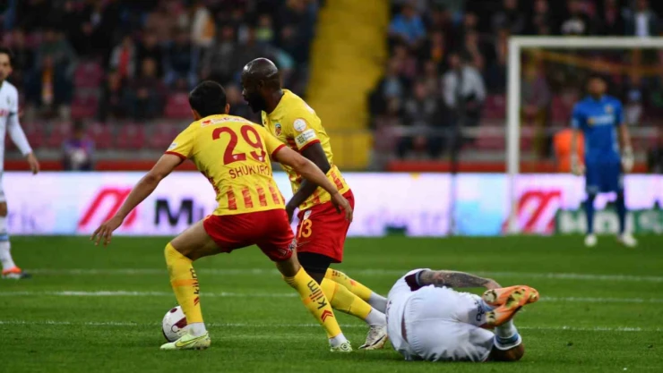 Trendyol Süper Lig: Kayserispor: 0 - Trabzonspor: 1 (İlk yarı)