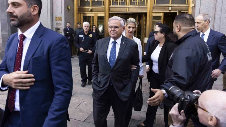 Türkiye karşıtı ABD'li senatör Menendez, hakkındaki yolsuzluk ve rüşvet suçlamalarını reddetti