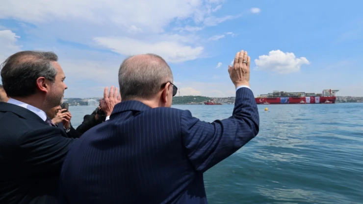 Türkiye'nin ilk yüzer doğalgaz üretim platformu Osman Gazi Karadeniz'e uğurlandı