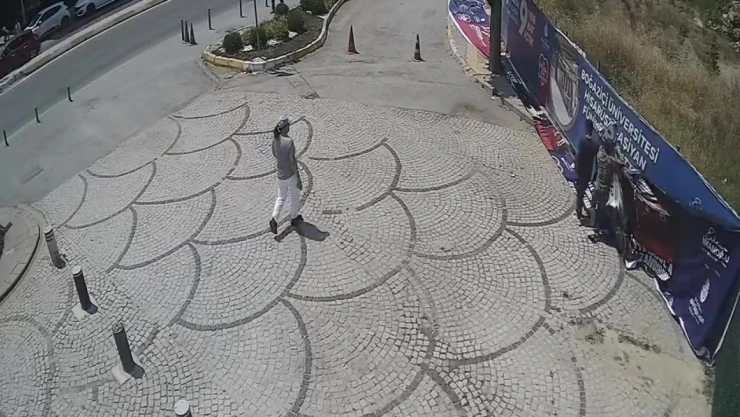 Yapımı yıllardır devam eden Tuzla-Kaynarca-Pendik metro inşaatının reklam panosu bir yılda 10 kez değiştirildi