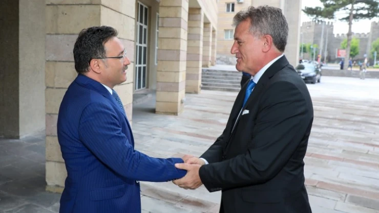 Yavru Vatan  Ulaştırma Bakanı Vali Çiçek'e Ziyarette bulundu.